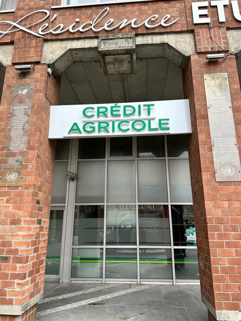 Pose d'enseigne pour le Crédit Agricole
